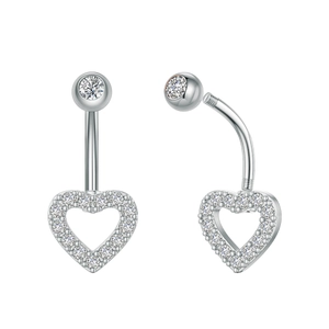 Detalle macro del piercing de ombligo de corazón con circonitas y rosca de conexión externa