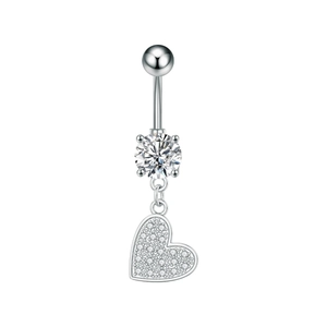 Vista de detalle de piercing de ombligo de corazón con circonitas micropavé