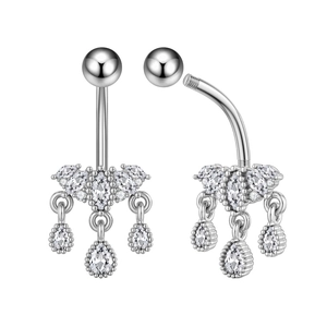Macrodetail van zilveren roestvrijstalen navelring met marquise-zirkonia en hangers