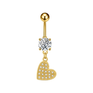 Detalle de piercing de ombligo de corazón dorado con circonitas pavé y botón solitario redondo