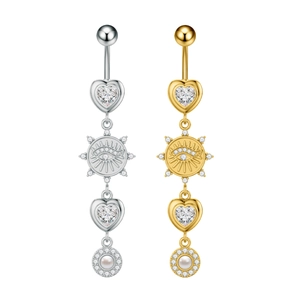 Dettaglio di piercing all'ombelico argento e oro con zircone a cuore e pendente di perla