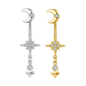 Detailansicht der gold- und silbernen Bauchnabelpiercings mit Mond- und Sternenanhängern