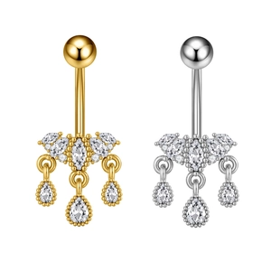Gedetailleerde macro van roestvrijstalen navelpiercings met zirkonia kwastjes hangers