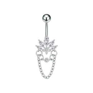 Detalle de piercing de ombligo de acero con corona de circonita y cadenas dobles finas