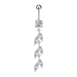 Dettaglio di un piercing all'ombelico in acciaio con pendente in zircone a forma di vite