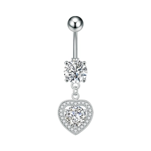 Detalle del piercing de ombligo con forma de corazón plateado y cristales brillantes