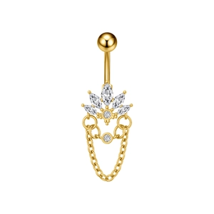 Detalle de piercing de ombligo dorado con flores de circón y cadena delicada