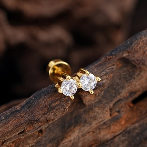 Macro de pendientes minimalistas de acero dorado con dos piedras de circonita transparente