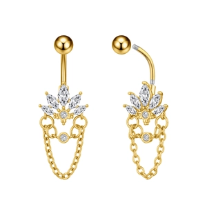 Detalle del piercing de ombligo dorado con corazón de circón, gemas marquise y cadenas