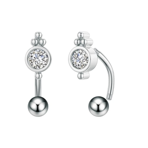 Dettaglio del piercing all'ombelico in argento con zircone tondo e design a vite