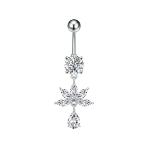 Detalle de piercing para ombligo plateado con colgante de flor de circón y gema de gota