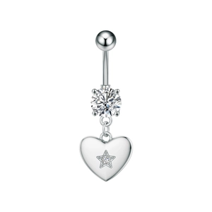 Detalle del piercing de ombligo plateado con circonita y colgante de corazón y estrella