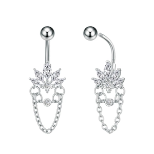 Detalle de piercing de ombligo plateado con circonita marquesa y cadenas colgantes