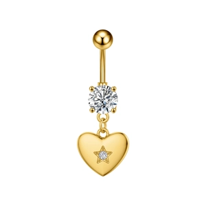 Detalle macro del piercing de ombligo dorado con colgante de corazón y circonitas
