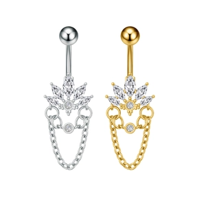 Vista macro de piercings de ombligo de corazón en plata y oro con circonitas y flecos