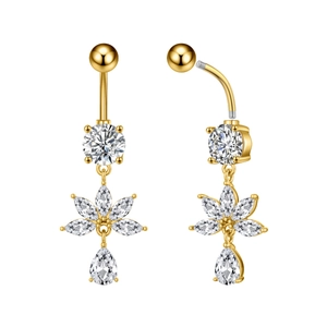 Vista de cerca de piercing para ombligo de acero dorado con colgante de flor y circonitas