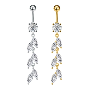 Dettaglio macro di piercing all'ombelico pendenti con zirconi in finitura oro e argento