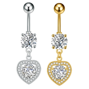 Vista detallada de piercings para el ombligo en plata y oro con colgantes de corazón de circón