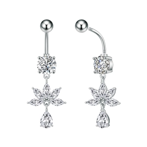 Detalle de piercing de ombligo plateado con flores de circón y estructura de rosca
