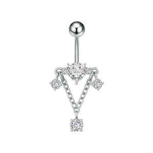 Detalle de piercing de ombligo con circón de corazón y borlas de cadena de plata fina