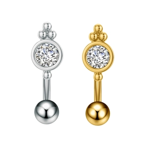 Confronto dettagliato di piercing all'ombelico in argento e oro con zirconi lucidi