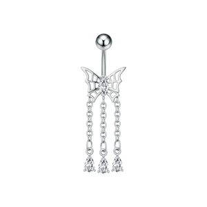 Dettaglio macro del piercing all'ombelico a farfalla d'argento con nappe in zircone