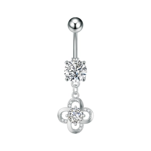 Primer plano de piercing para ombligo plateado con piedra redonda y dije de trébol
