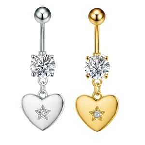 Detalle de piercings de ombligo de corazón en oro y plata con estrella y circón