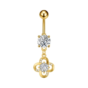 Detalle de piercing de ombligo dorado con colgante de trébol y circonita brillante