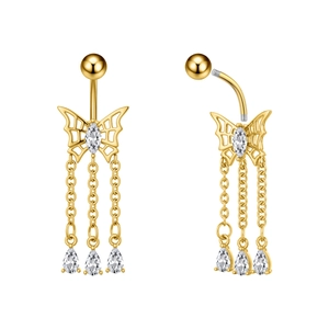 Dettaglio del piercing all'ombelico a farfalla dorata con nappe in zircone e barra curva