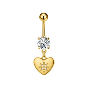 Detalle macro de piercing de ombligo dorado en acero con colgante corazón y circonitas