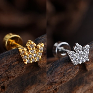 Detalle de pendientes de corona en acero inoxidable dorado y plateado con circonitas pavimentadas