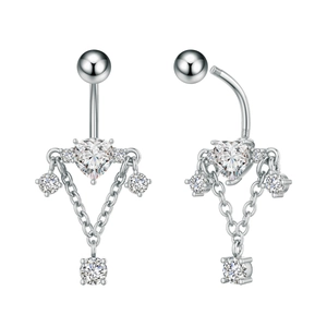 Detalle macro del piercing de ombligo plateado con circón de corazón y cadenas largas