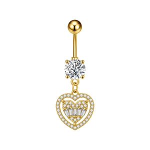 Detalle del piercing de ombligo de corazón dorado con circonitas de corte baguette y redondo