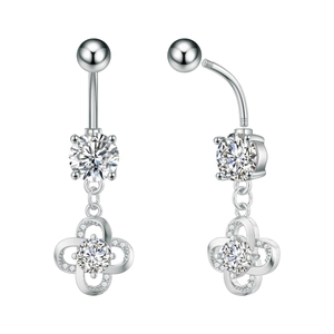Detalle de piercings de ombligo trébol plateado con circonitas claras y bolas roscadas