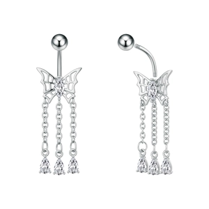 Dettaglio del piercing all'ombelico a farfalla argento con nappine in zircone