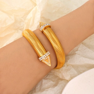 Dettaglio del bracciale a spirale placcato oro 18K in acciaio con punte a triangolo zirconi
