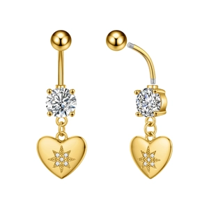 Detalle de piercing de ombligo dorado con circonita y corazón grabado con estrella
