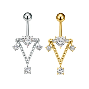 Detalle de piercings de ombligo con forma de corazón en plata y oro con cadenitas