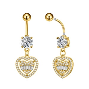 Detalle de piercing de ombligo corazón dorado con rosca interna y circonitas
