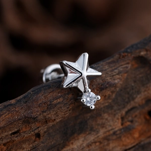 Vista macro de pendiente de estrella minimalista con circón en madera noble