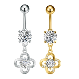 Detalle de piercings de ombligo en oro y plata con tréboles y circonitas cúbicas