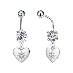 Detalle de piercing de ombligo de corazón con circonita y barra curva de acero con estrella