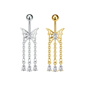 Dettaglio di piercing all'ombelico a farfalla con ciondoli in zircone in oro e argento