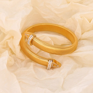 Elegante bracciale a spirale in acciaio titanio dorato con cristalli e trama a righe