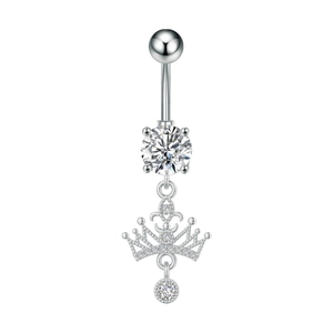 Detalle de un piercing de ombligo de plata con colgante de corona y circonitas brillantes