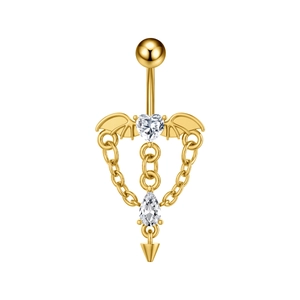 Detalle de piercing de ombligo dorado con alas de murciélago y colgante de cadena