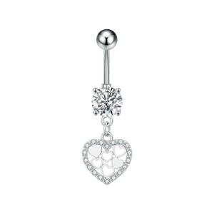 Detalle macro del piercing de ombligo de corazón plateado con circonitas y cuentas pulidas