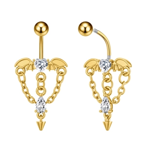 Detalle de piercing de ombligo dorado con circonita de corazón, alas de murciélago y rosca