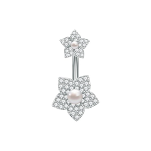 Dettaglio piercing ombelico a doppio fiore con perle centrali e pavé di zirconi cubici